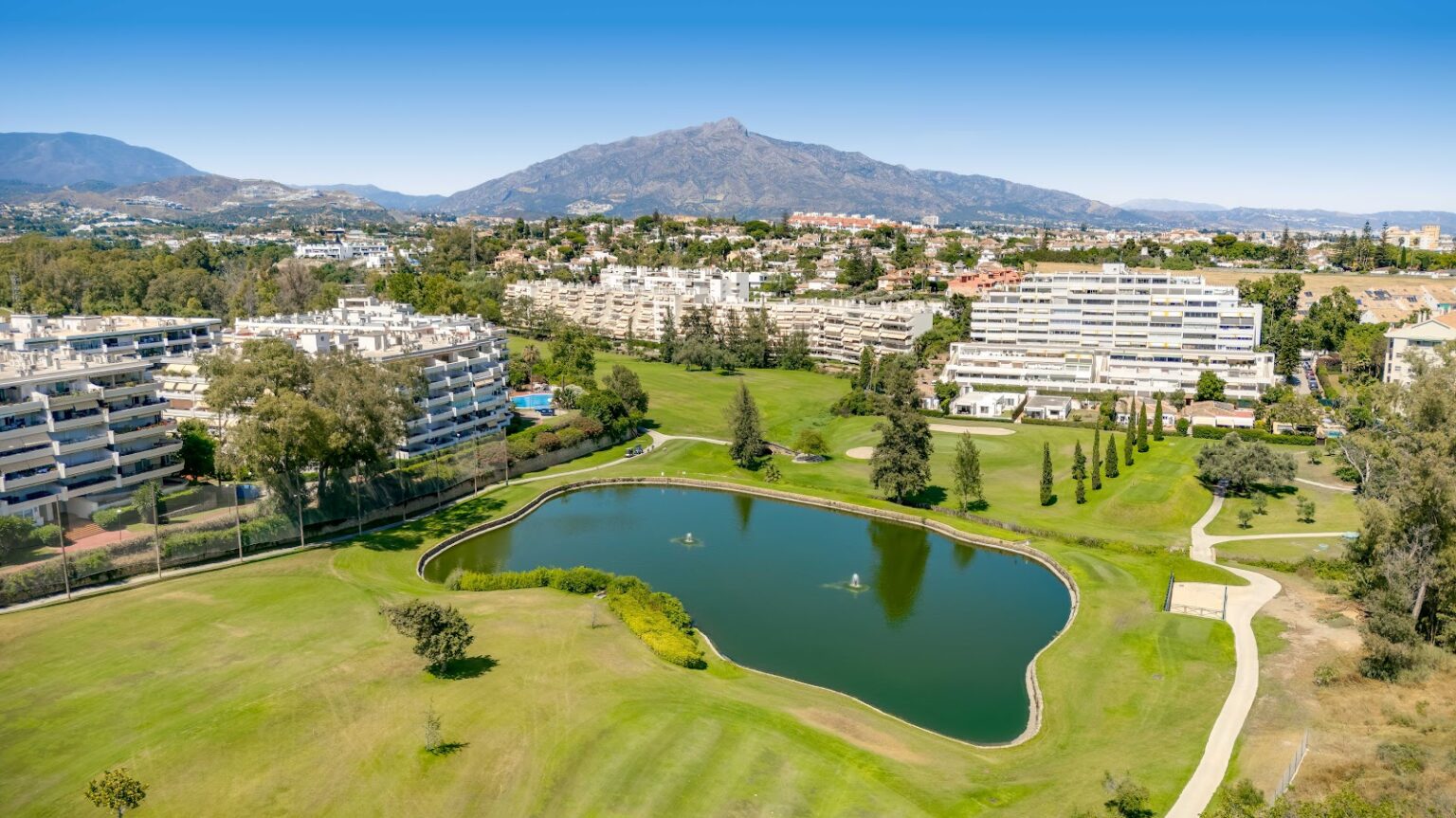 Golf lake with La Concha mountain – Costa del Sol, photo by Your Property Concept