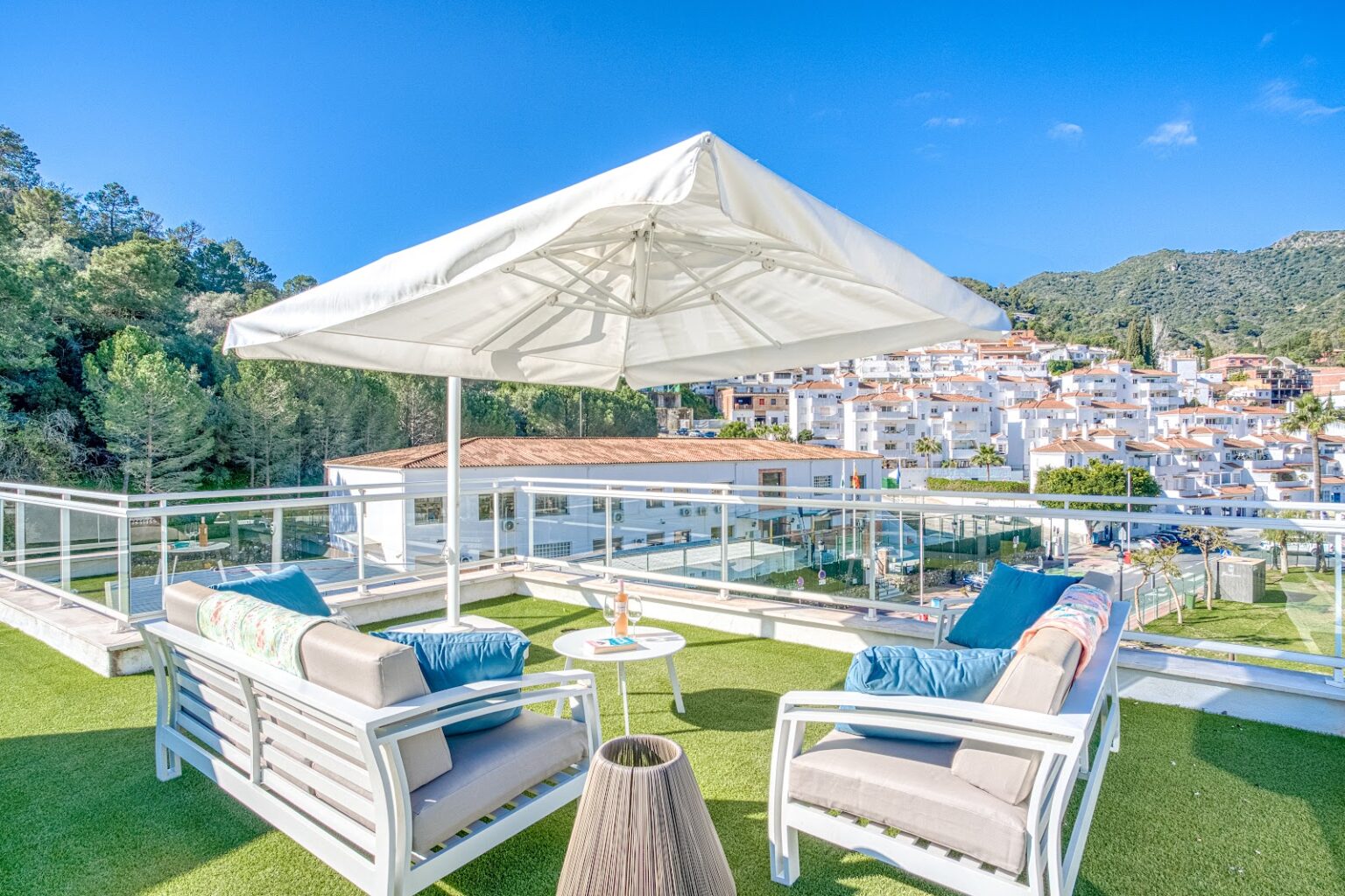 Rooftop solarium with sofas and hill view – Costa del Sol, photo by Your Property Concept