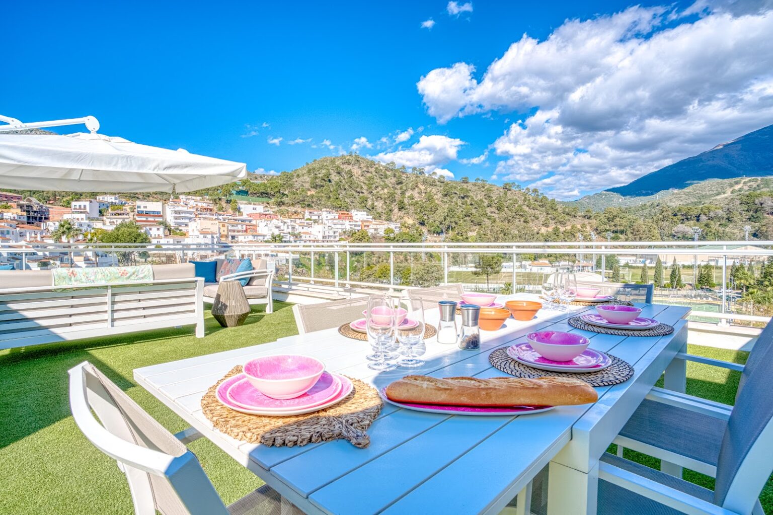 Rooftop terrace, mountain backdrop – Costa del Sol, photo by Your Property Concept