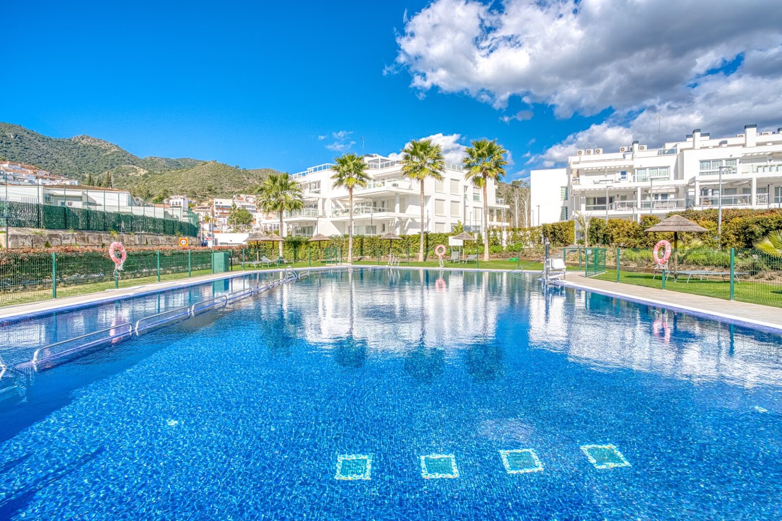 Community pool, modern apartment block – Costa del Sol, photo by Your Property Concept