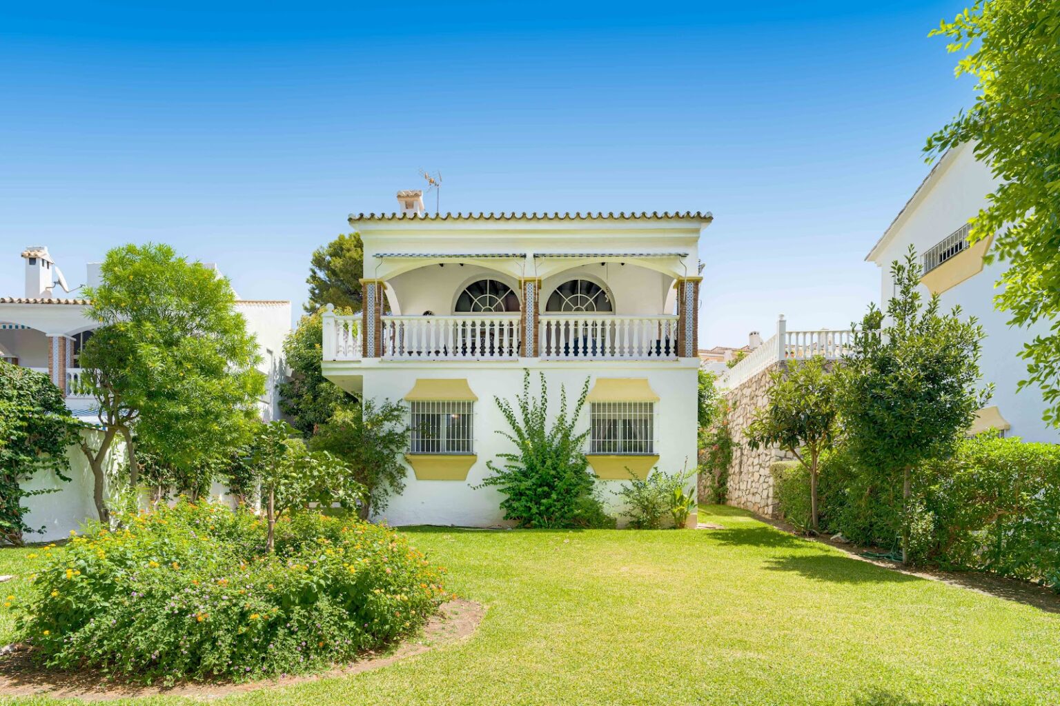 Classic white Andalusian villa exterior – Costa del Sol, photo by Your Property Concept