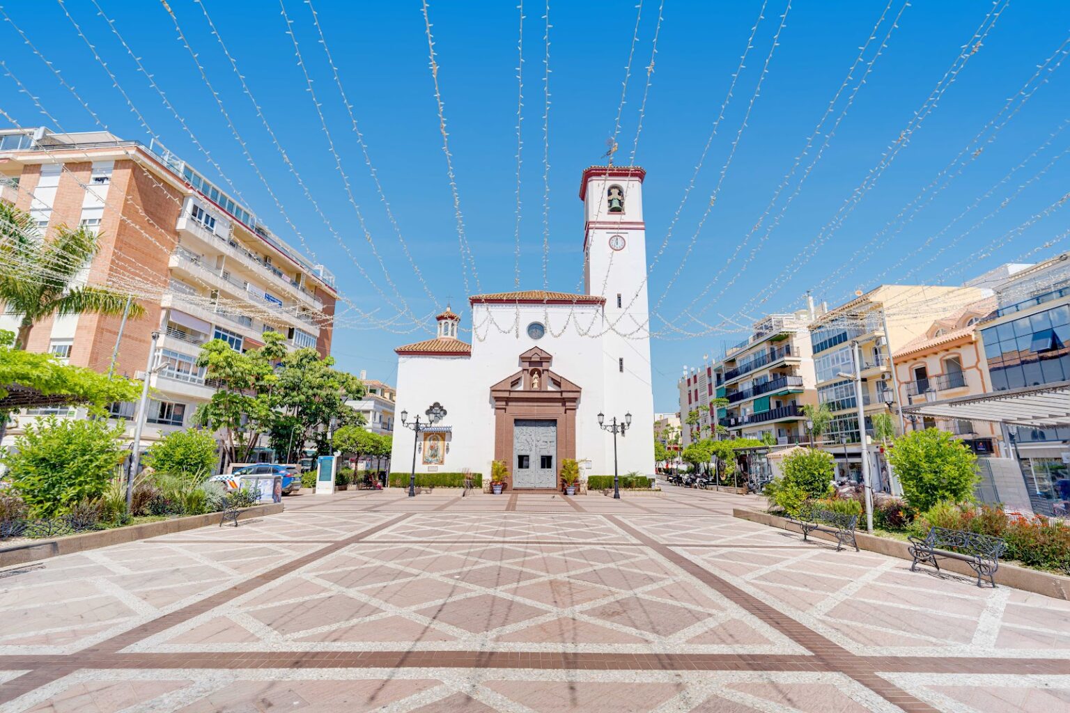 Fuengirola square with church – Costa del Sol, photo by Your Property Concept