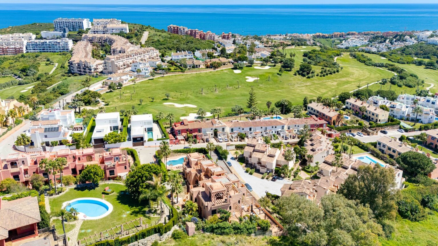Aerial townhouses with golf and sea – Costa del Sol, photo by Your Property Concept